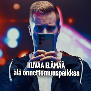 SPPL:n kampanjakuva, jossa nuori mies ottaa kuvaa kamerapuhelimella. Kampanjakuvassa lukee "kuvaa elämää - älä onnettomuuspaikkaa". Kuva: SPPL ry