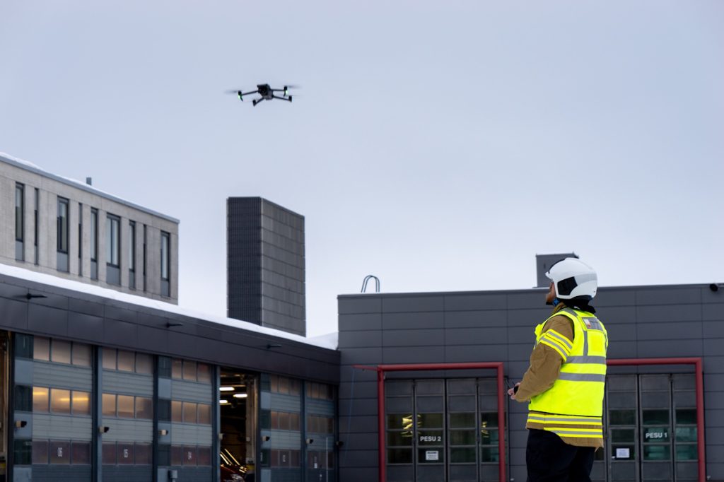 Kuvassa hanketyöntekijä testaa kaupunkiympäristössä ilmatiedustelua dronella. 