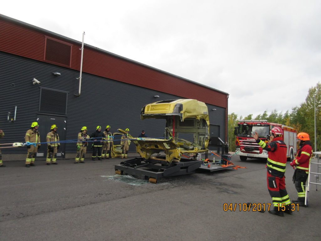 Harjoituksessa raskaan ajoneuvon ohjaamo on kiinnitettynä hankkeen yhteydessä rakennettuun ketjuvetosimulaattoriin. 