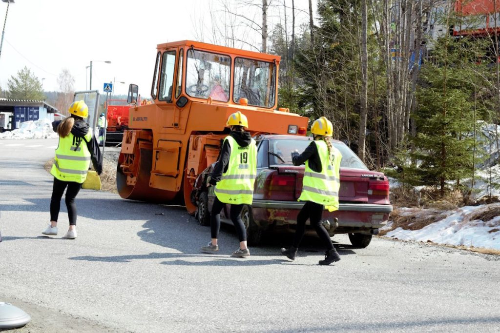 Kuvassa näkyy huomioliivit päällä olevia kilpailijoita Kuopion loppukilpailun auto-onnettomuusrastilla.