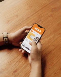 Ihminen on avannut Vara-sovelluksen älypuhelimeensa.