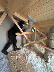 Palomies tarkastamassa rivitalon yläpohjaa.