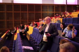 Vastuualuejohtaja Mikko Puolitaival Satakunnan pelastuslaitokselta esittää yleisökysymyksen International Safety Education Seminar (ISES) 2025 -tapahtumassa.